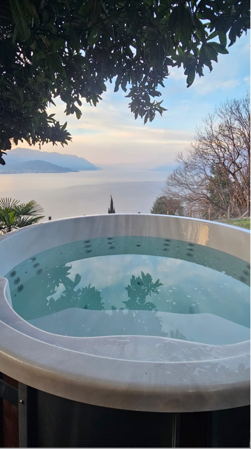 Round Gardenvity hot tub with white marble insert  with lake view in Italy